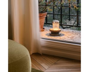 FOLIA
MINI SILVER FINISH PORTABLE LIGHT